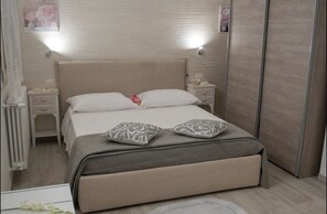 In-room safe, blackout drapes, iron/ironing board, free WiFi - Casa FioRita (Vieste)