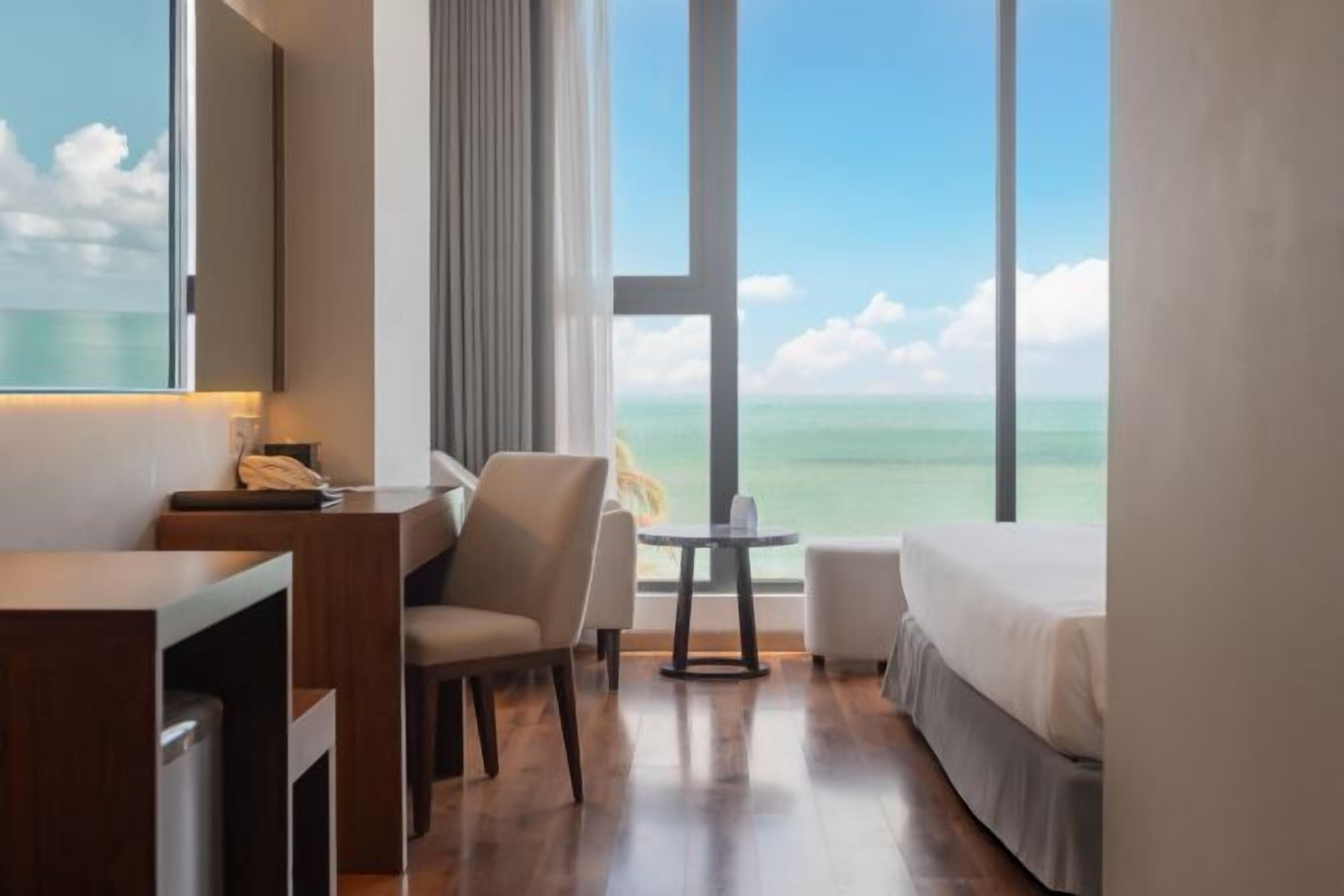 Literie hypoallergénique, minibar, coffres-forts dans les chambres