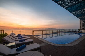 สระว่ายน้ำกลางแจ้ง, สระว่ายน้ำไร้ขอบ, ร่มริมสระว่ายน้ำ