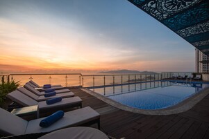 Außenpool, Infinity-Pool, Sonnenschirme, Liegestühle