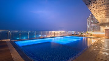 Piscina all'aperto, una piscina a sfioro, ombrelloni da piscina, lettini