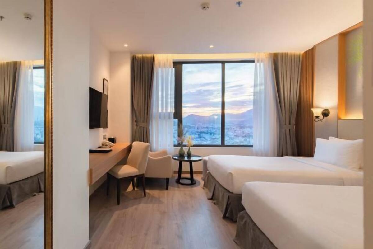 Hypo-allergenic bedding, minibar, in-room safe, individually furnished