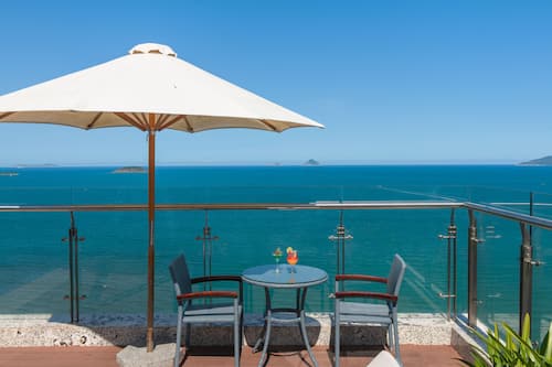 Piscine extérieure, piscine à débordement, parasols de plage