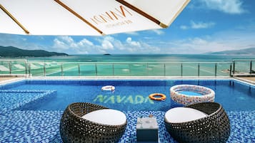 Piscina all'aperto, una piscina a sfioro, ombrelloni da piscina, lettini