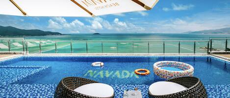 Außenpool, Infinity-Pool, Sonnenschirme, Liegestühle