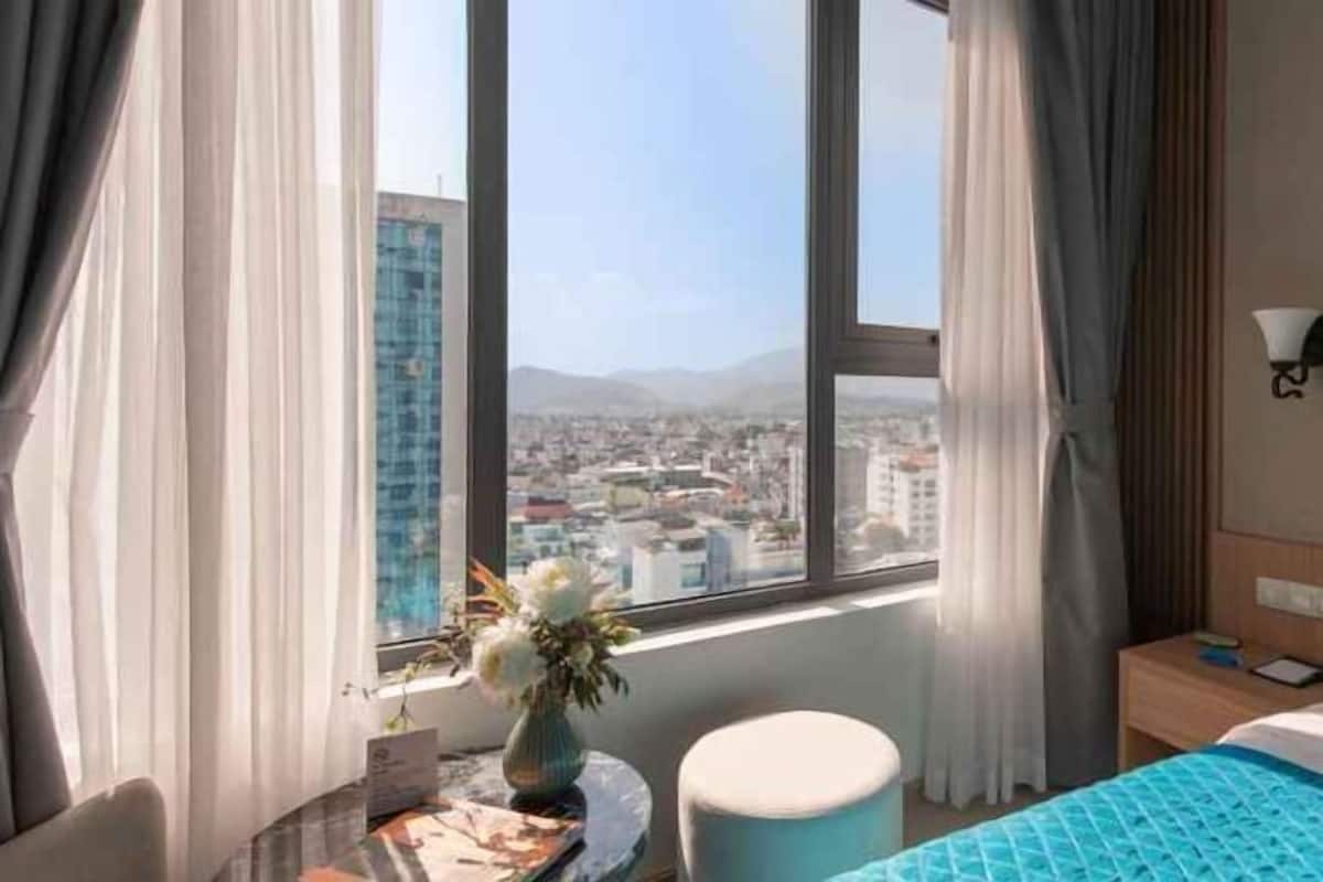 Frigobar, cofres nos quartos, individualmente mobiliados, escrivaninha