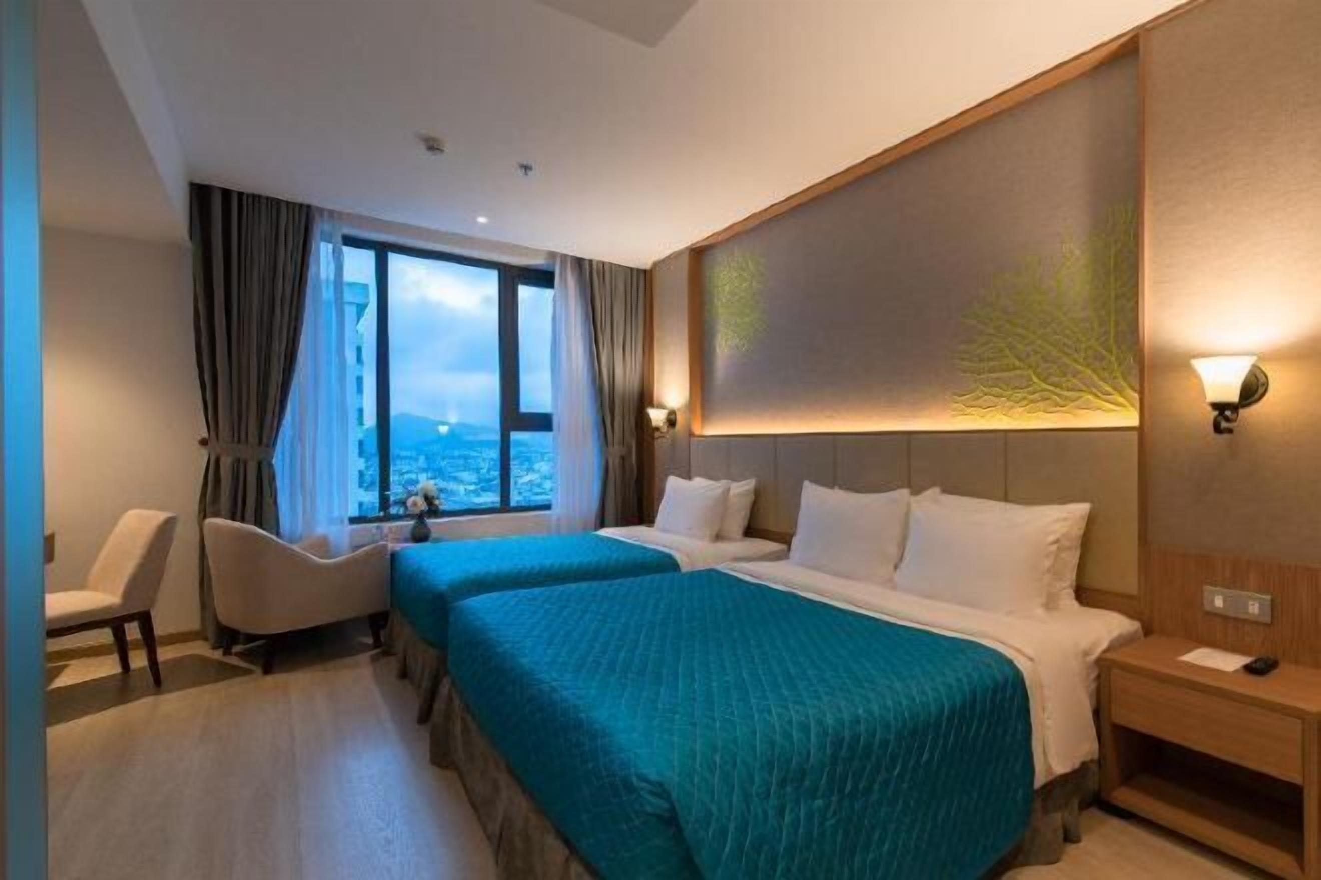 Frigobar, cofres nos quartos, individualmente mobiliados, escrivaninha