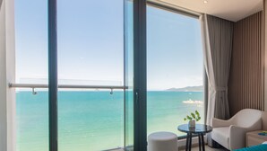 Deluxe Twin Room with Sea View and Balcony | Utsikt mot strand/hav
