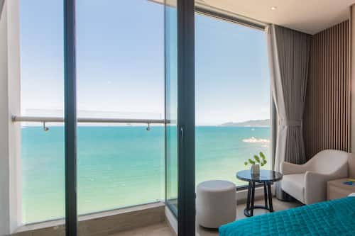 Deluxe Twin Room with Sea View and Balcony | Vue sur la plage/l’océan
