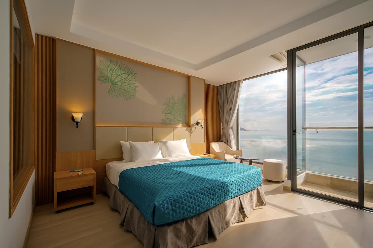 Premier Deluxe Ocean View, Balcony | Hypo-allergenic bedding available, minibar, in-room safe, desk