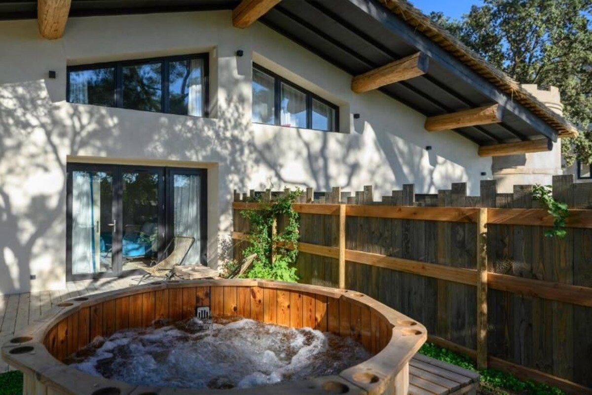 Family room with jacuzzi