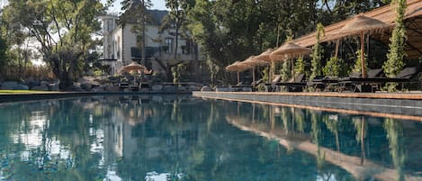 Una piscina al aire libre de temporada