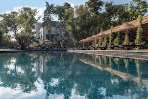 Una piscina al aire libre de temporada