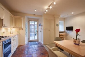 Exclusive Apartment | Private kitchen | Full-sized fridge, microwave, oven, stovetop - Abercromby Place Apartment (Edinburgh)