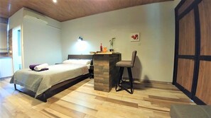 Select Comfort beds, minibar, blackout drapes, soundproofing - Perneia Rooms (Askas)