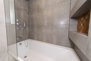 Exclusive Apartment | Bathroom | Combined shower/bathtub, free toiletries, hair dryer, towels - Private Garden in City Center (Kraków)