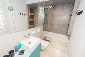 Exclusive-Apartment | Badezimmer | Duschwanne, kostenlose Toilettenartikel, Haartrockner, Handtücher