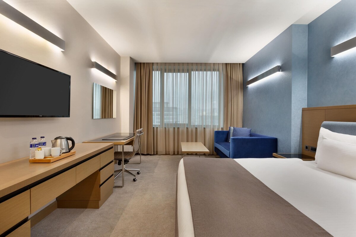 Minibar, in-room safe, desk, laptop workspace