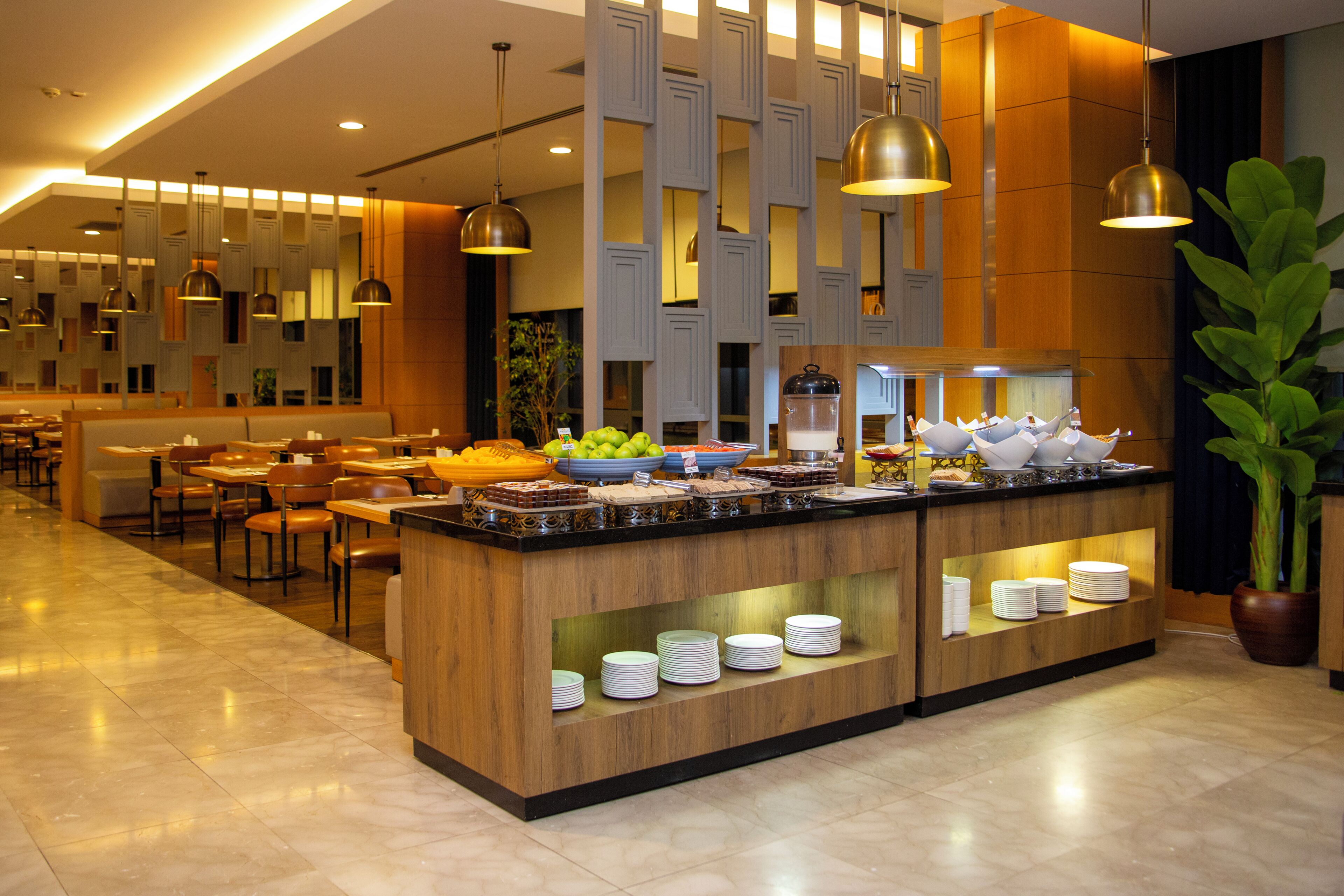 2 restaurants; breakfast, lunch, dinner, and brunch served