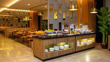 2 restaurants; breakfast, lunch, dinner, and brunch served