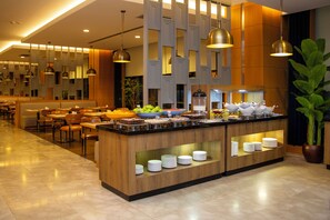 2 restaurants; breakfast, lunch, dinner, and brunch served