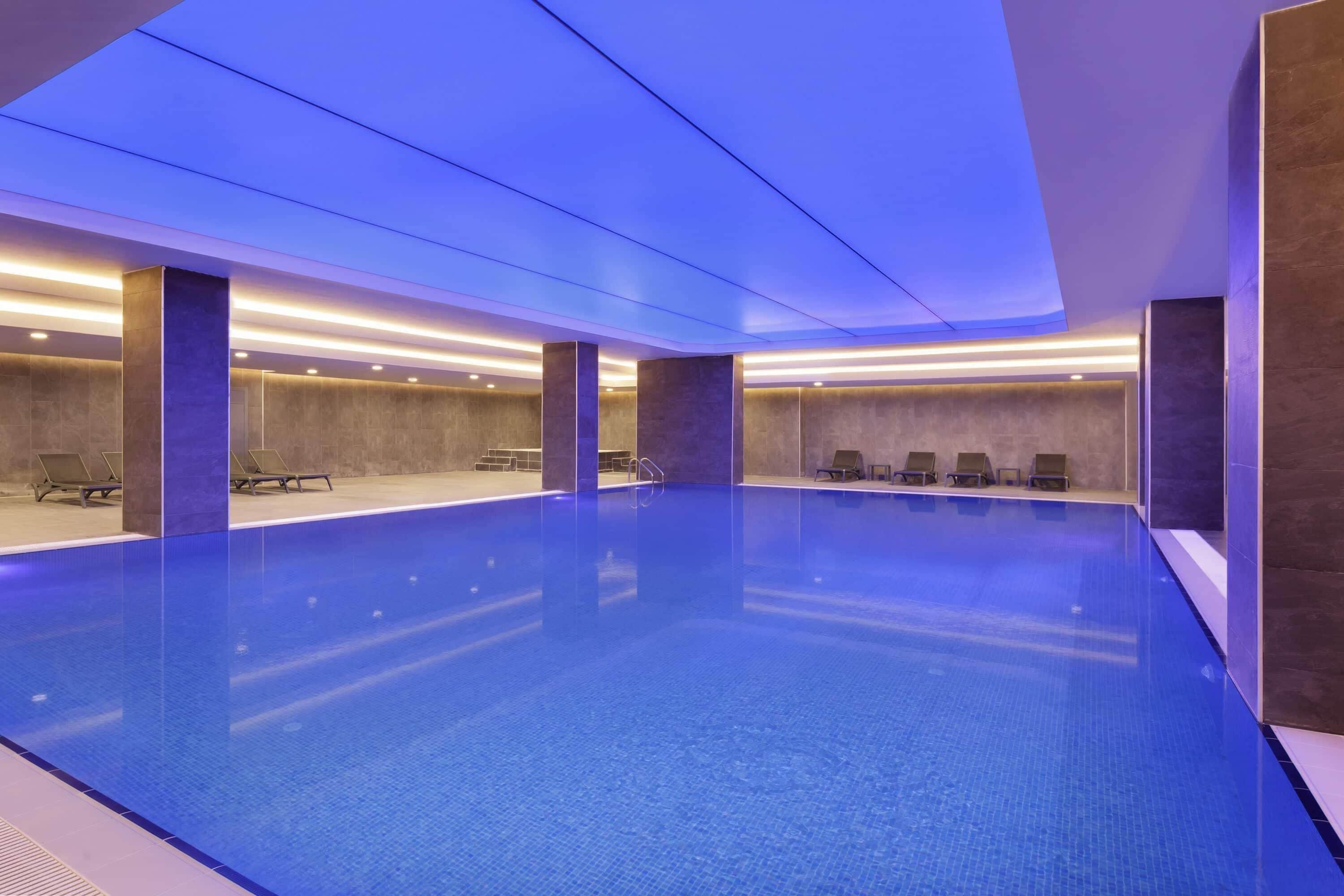 Piscine couverte, accès possible de 10 h 00 à 22 h 00, chaises longues 