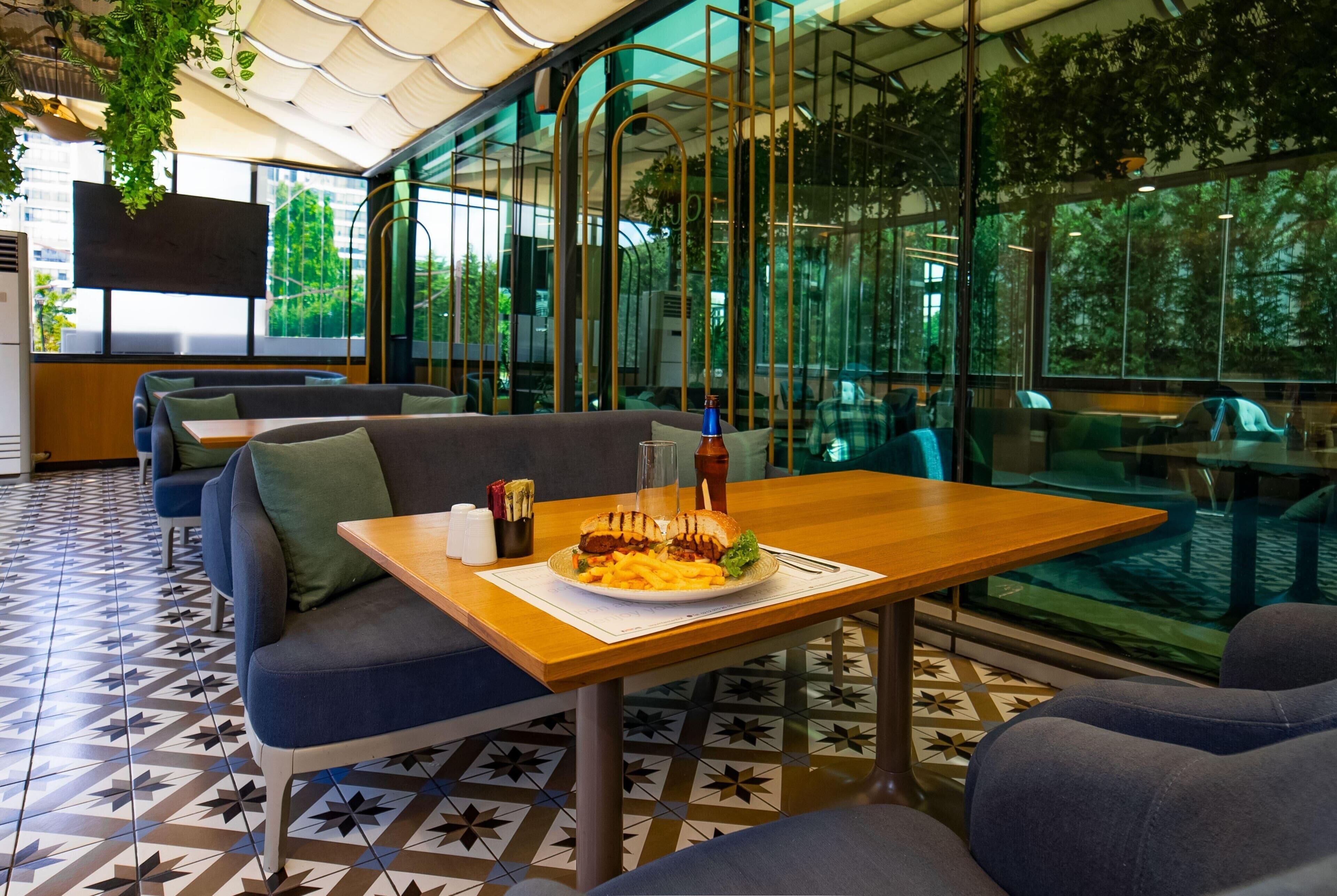 2 restaurants servant le petit déjeuner, le déjeuner et le dîner