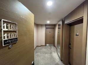 Chambre, Plusieurs lits (Connection Room) | Minibar, coffre-fort, décor unique, ameublement unique