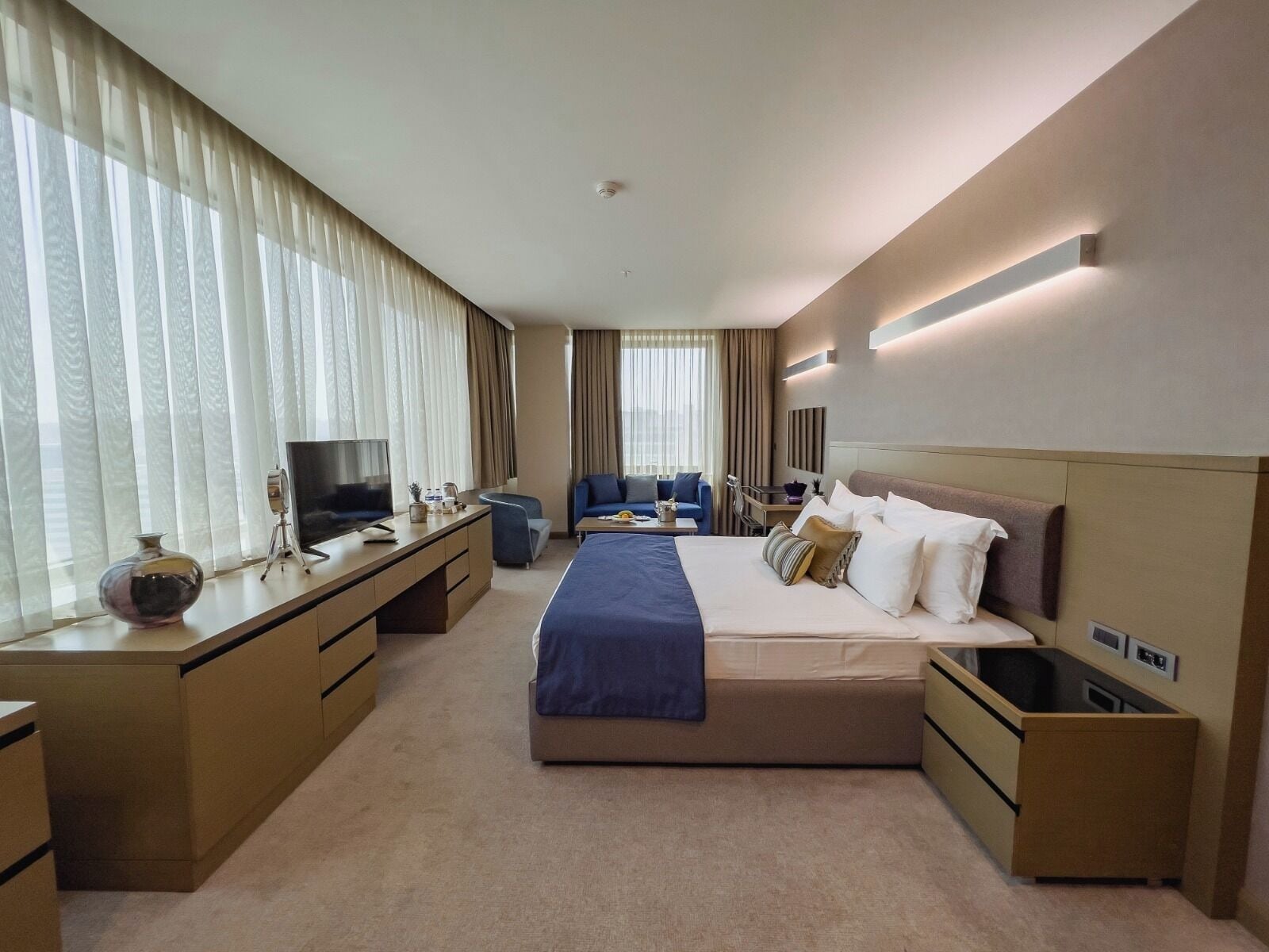 Executive Room, 1 King Bed | Minibar, in-room safe, individually decorated, individually furnished