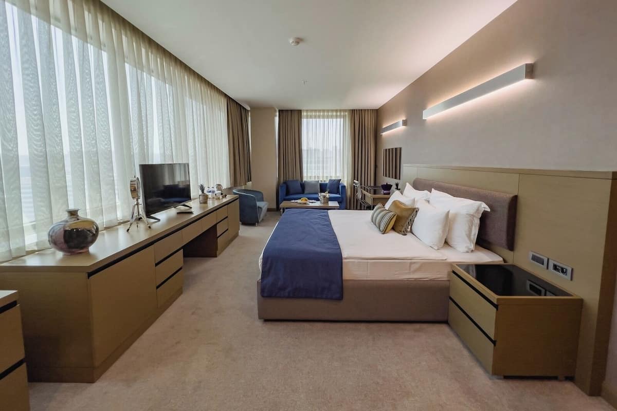 Executive Room, 1 King Bed | Minibar, in-room safe, individually decorated, individually furnished