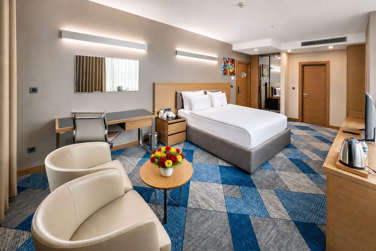 Executive Room, 1 King Bed | Minibar, in-room safe, desk, laptop workspace