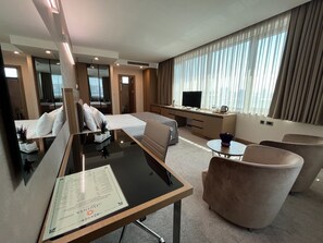 Executive Room, 1 Katil Raja (King) | Bar mini, peti besi dalam bilik, meja, ruang kerja komputer riba 