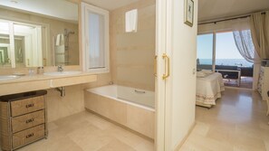 Baignoire, serviettes fournies