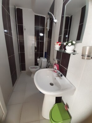 Quarto casal luxo | Banheiro | Chuveiro, secador de cabelo, chinelos, toalhas de banho