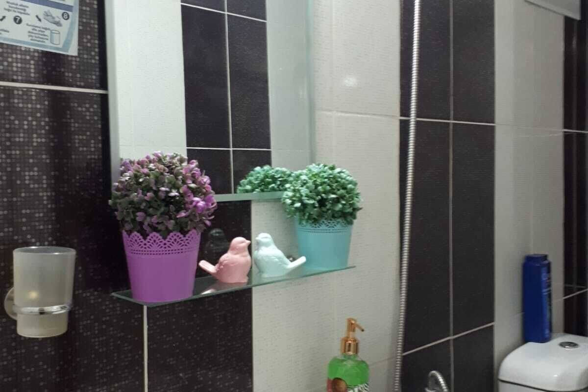 classic twin room | bathroom | shower, hair dryer, slippers, towels