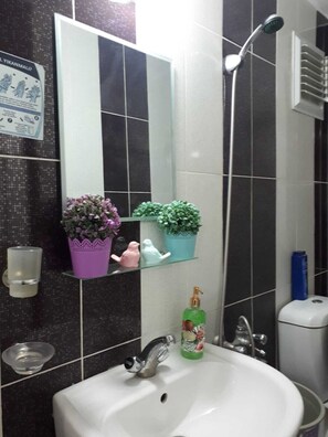 Classic Twin Room | Bathroom | Shower, hair dryer, slippers, towels - Saydam Otel (Adana)