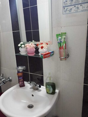 Deluxe Quadruple Room | Bathroom | Shower, hair dryer, slippers, towels - Saydam Otel (Adana)