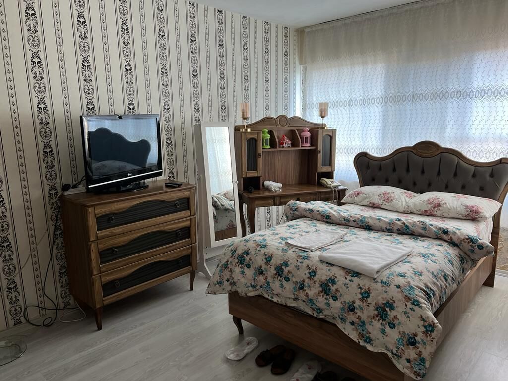 soundproofing, free wifi, bed sheets