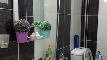 Private Family Room | 浴室 | 淋浴設備、吹風機、拖鞋、毛巾