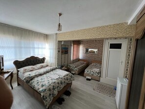 디럭스 쿼드룸 | 방음 설비, 무료 WiFi, 침대 시트