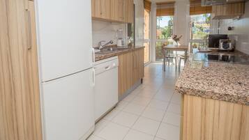 Een koelkast, een magnetron, een oven, een vaatwasser