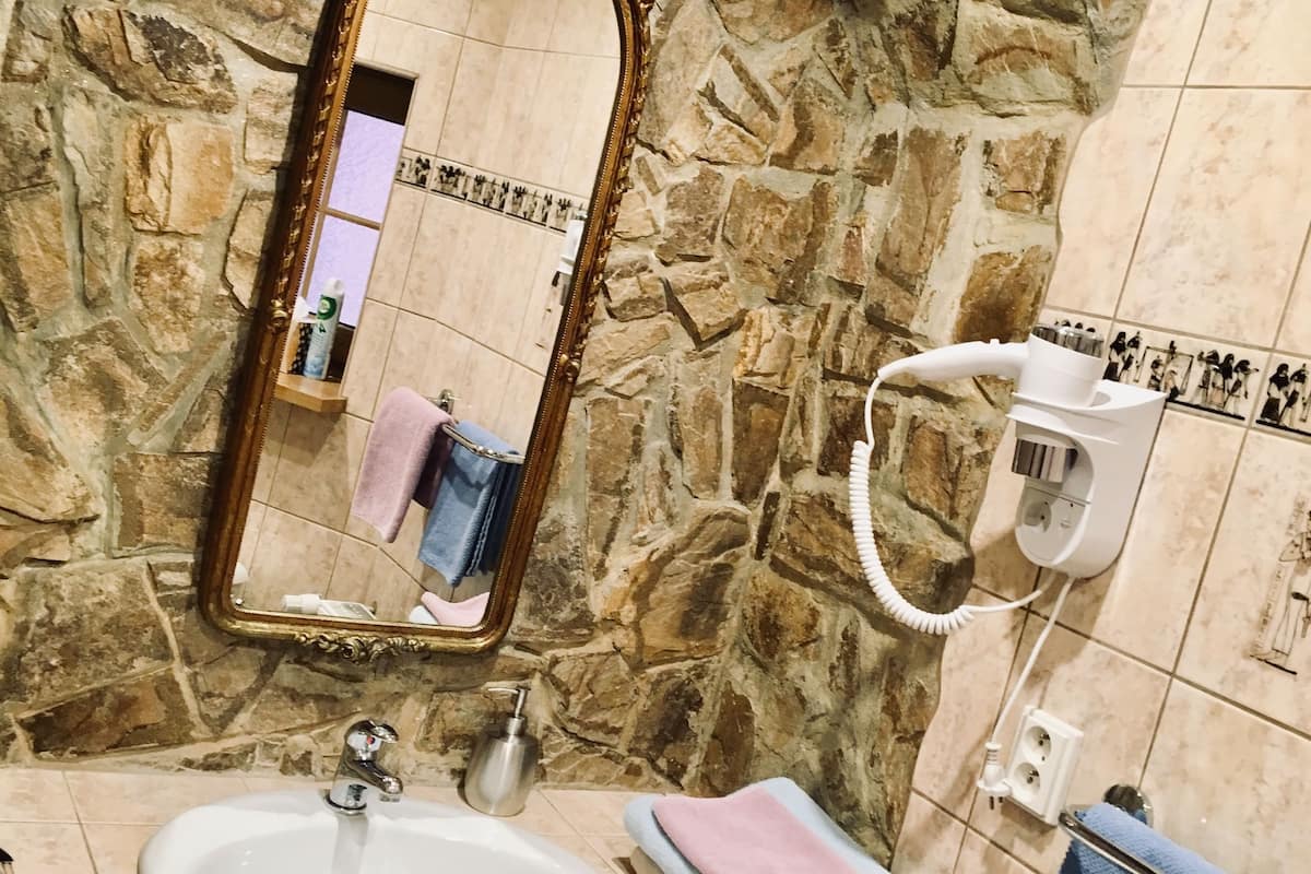 classic triple room | bathroom | towels, toilet paper