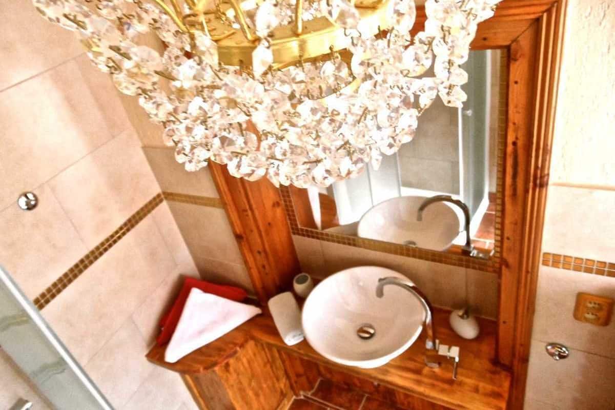 classic double room | bathroom | towels, toilet paper