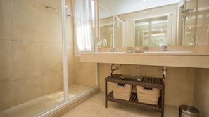 Bathtub, towels