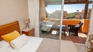 3 slaapkamers, een strijkplank/strijkijzer, gratis wifi, beddengoed