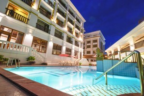 Outdoor pool - Angkor Year Theme Hotel (Siem Reap)