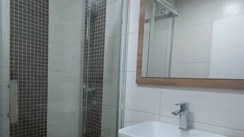 Adelaide, Free Parking | Bathroom | Hair dryer, towels, soap, toilet paper