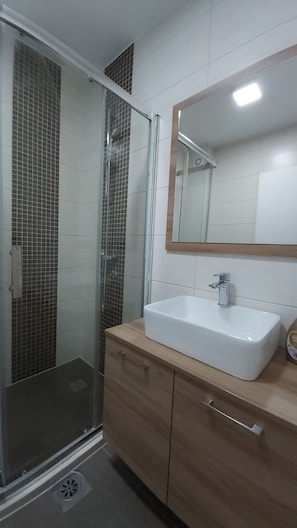 Adelaide, Free Parking | Baño | Secadora de cabello, toallas, jabón, papel de baño 