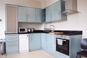 Apartment (1 Bedroom) | Private kitchen | Fridge, microwave, oven, stovetop - Stylish Light-filled 1 Bedroom Flat In Hammersmith (London)
