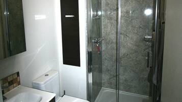Apartment (1 Bedroom) | Bathroom | Shower, free toiletries, hair dryer, towels